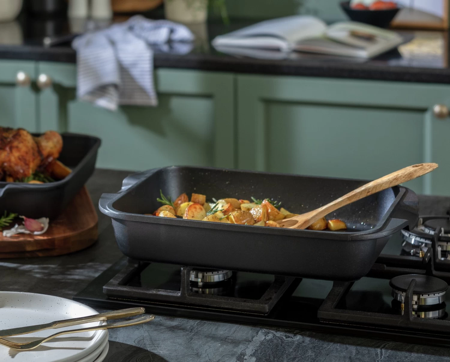 Habitat Cast Aluminium Non Stick Large Roasting Tin 4 Habitat Cast Aluminium Non Stick Large Roasting Tin - Image 2