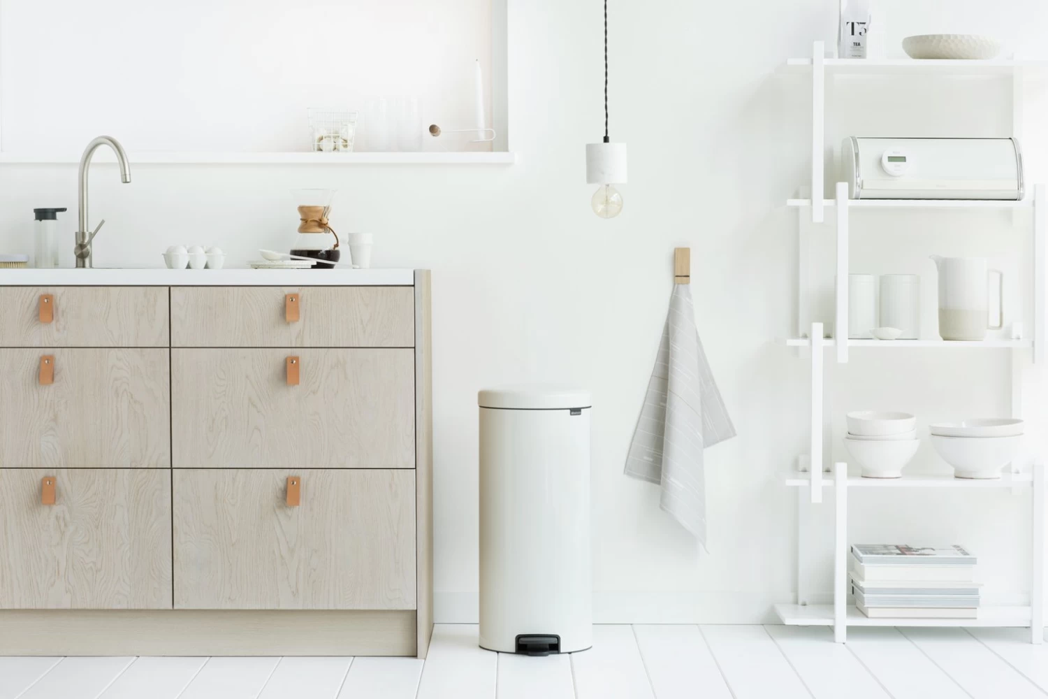 Brabantia 30 Litre Newlcon Pedal Bin - White 5 Brabantia 30 Litre Newlcon Pedal Bin - White - Image 3