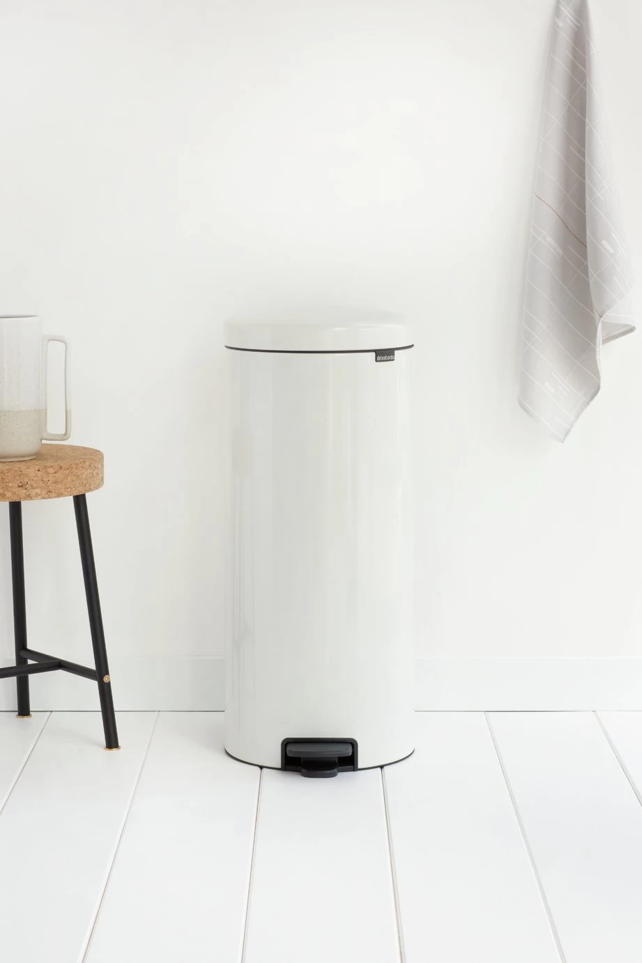 Brabantia 30 Litre Newlcon Pedal Bin - White 9 Brabantia 30 Litre Newlcon Pedal Bin - White - Image 7