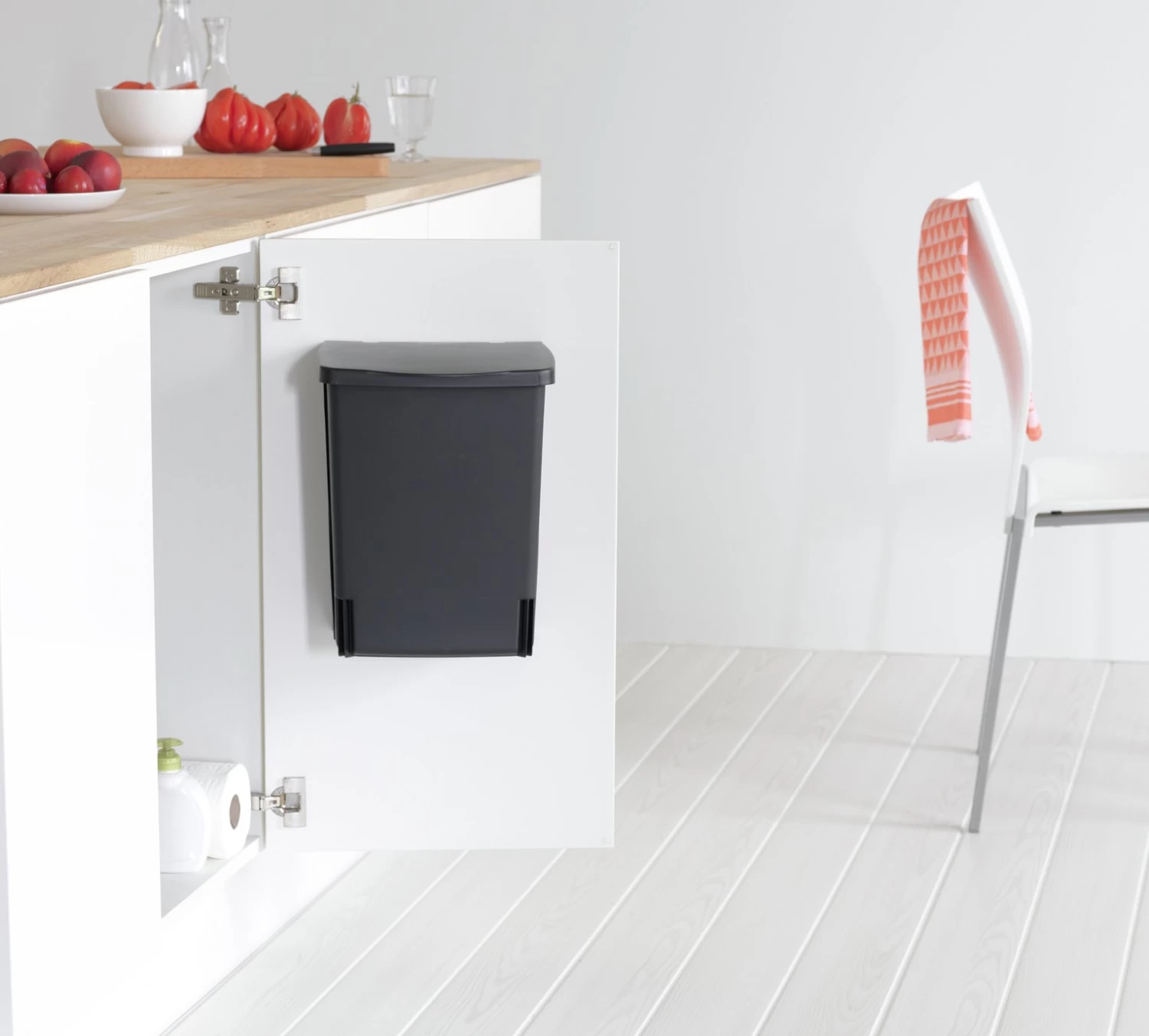 Brabantia 10 Litre Built-In Kitchen Cupboard Bin - Black 5 Brabantia 10 Litre Built-In Kitchen Cupboard Bin - Black - Image 3