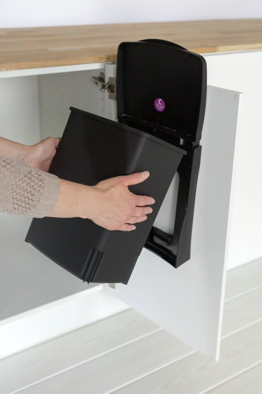 Brabantia 10 Litre Built-In Kitchen Cupboard Bin - Black 6 Brabantia 10 Litre Built-In Kitchen Cupboard Bin - Black - Image 4