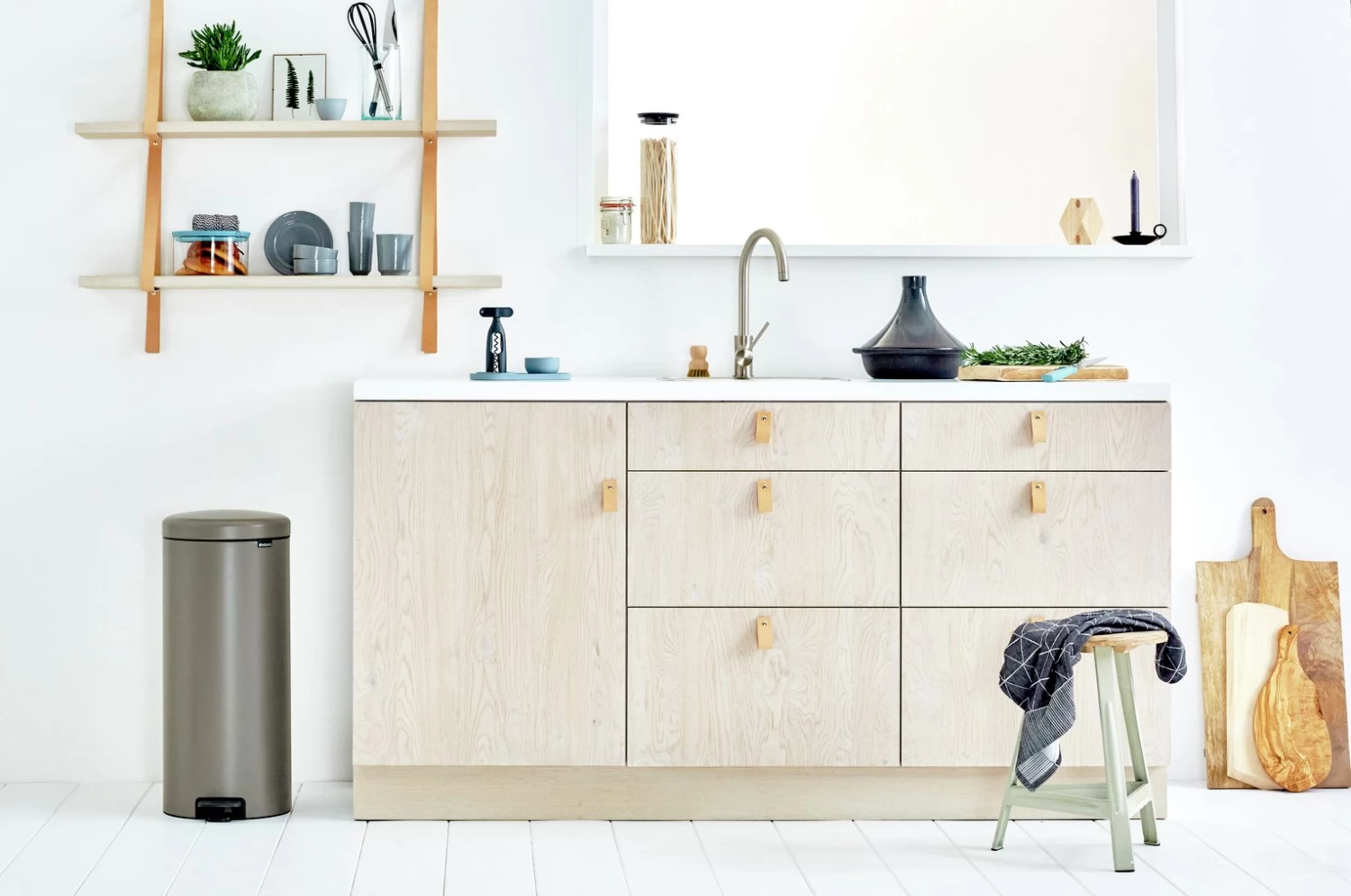 Brabantia New Icon 30 Litre Bin - Platinum 5 Brabantia New Icon 30 Litre Bin - Platinum - Image 3