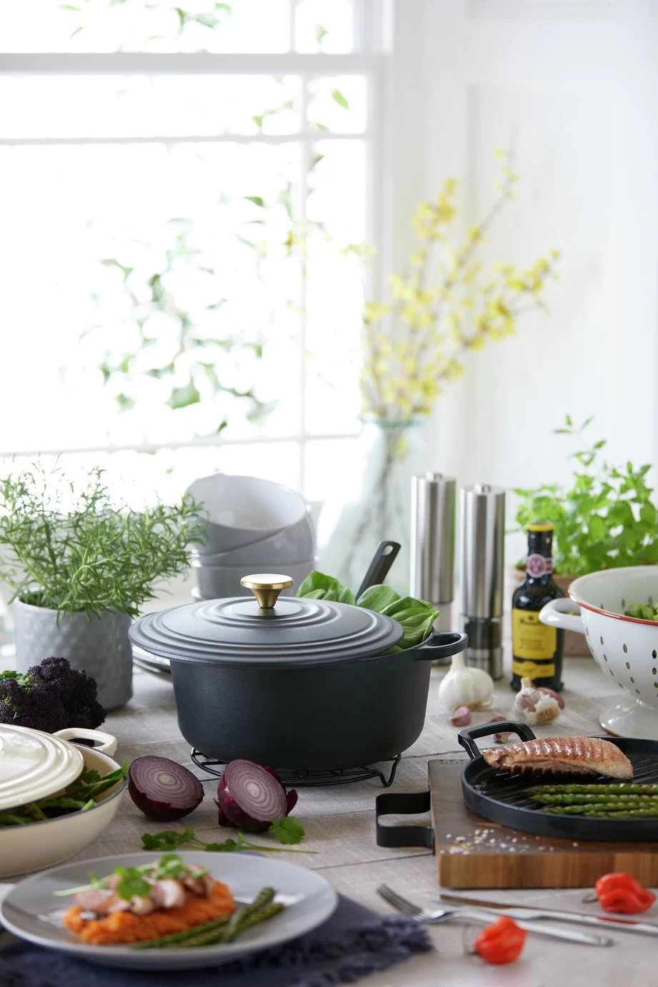 Habitat 4.2 Litre Cast Aluminium Casserole Dish - Grey 4 Habitat 4.2 Litre Cast Aluminium Casserole Dish - Grey - Image 2