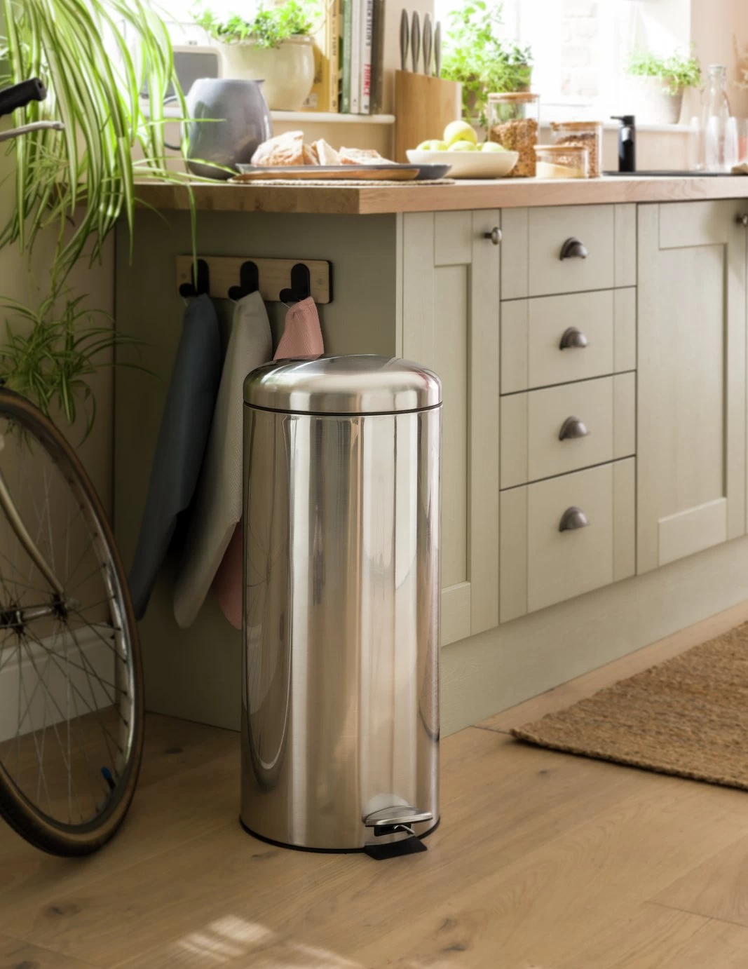 Habitat 30 Litre Domed Pedal Bin - Silver 4 Habitat 30 Litre Domed Pedal Bin - Silver - Image 2